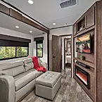 The 3412 has FOUR living areas…bedroom, living room, rear living,
AND side patio May Show Optional Features. Features and Options Subject to Change Without Notice.