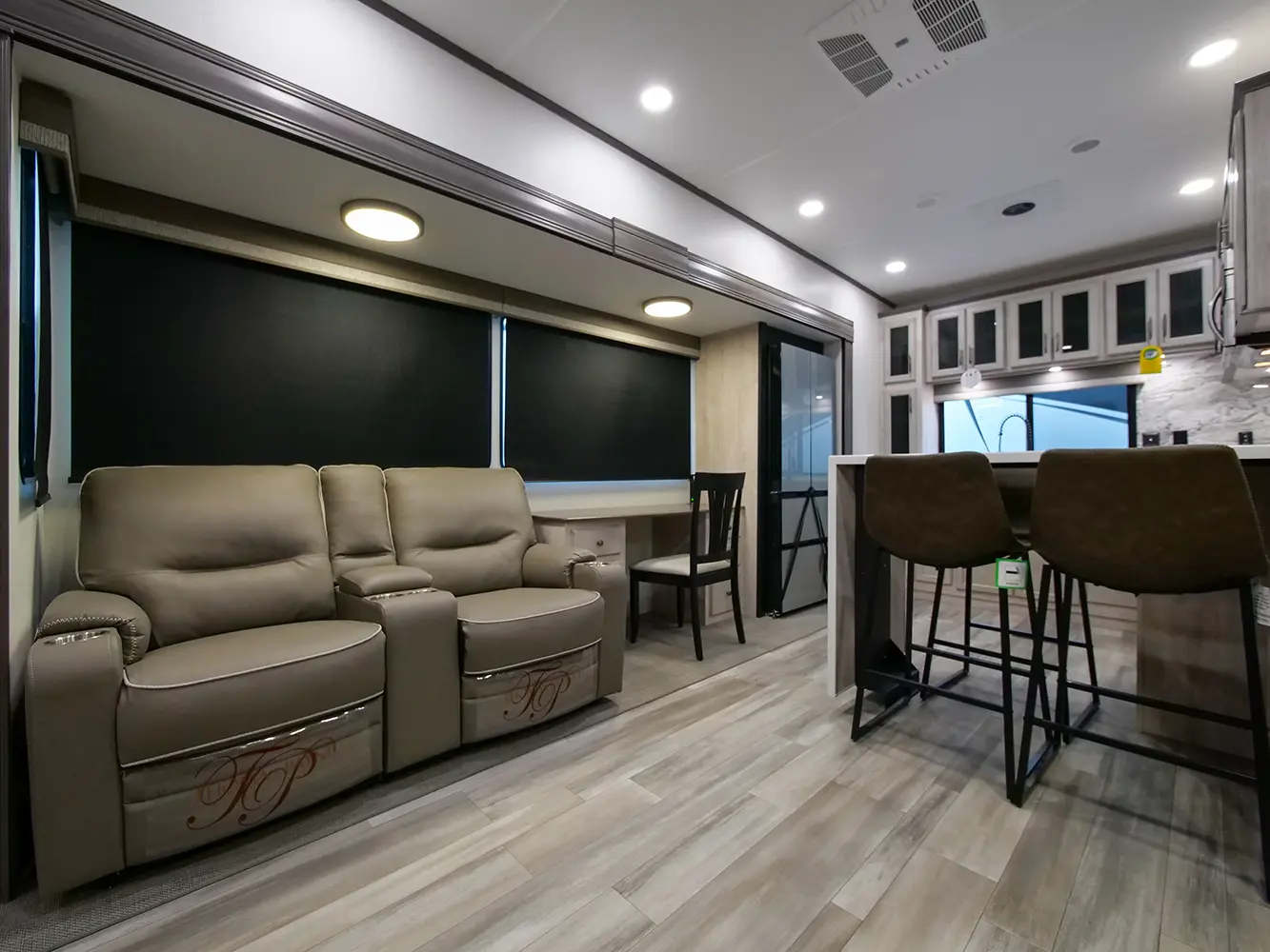 2024 Sandpiper 3800rk 5th Wheel - Codee Ardenia